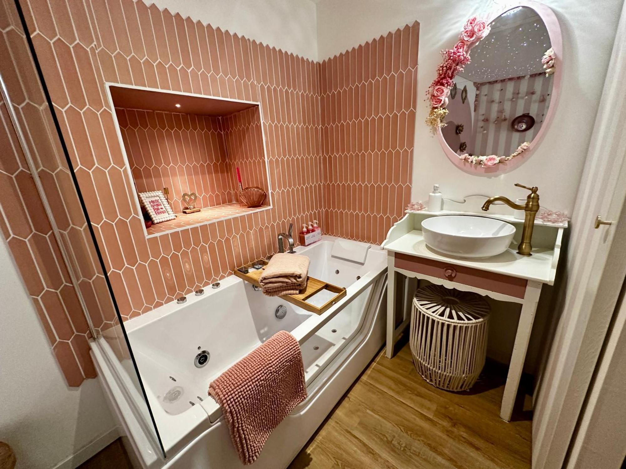 Romantic Room - Balneo - Ciel Etoile - Free Wifi - Netflix - Hyper Centre เปเซอนา ภายนอก รูปภาพ